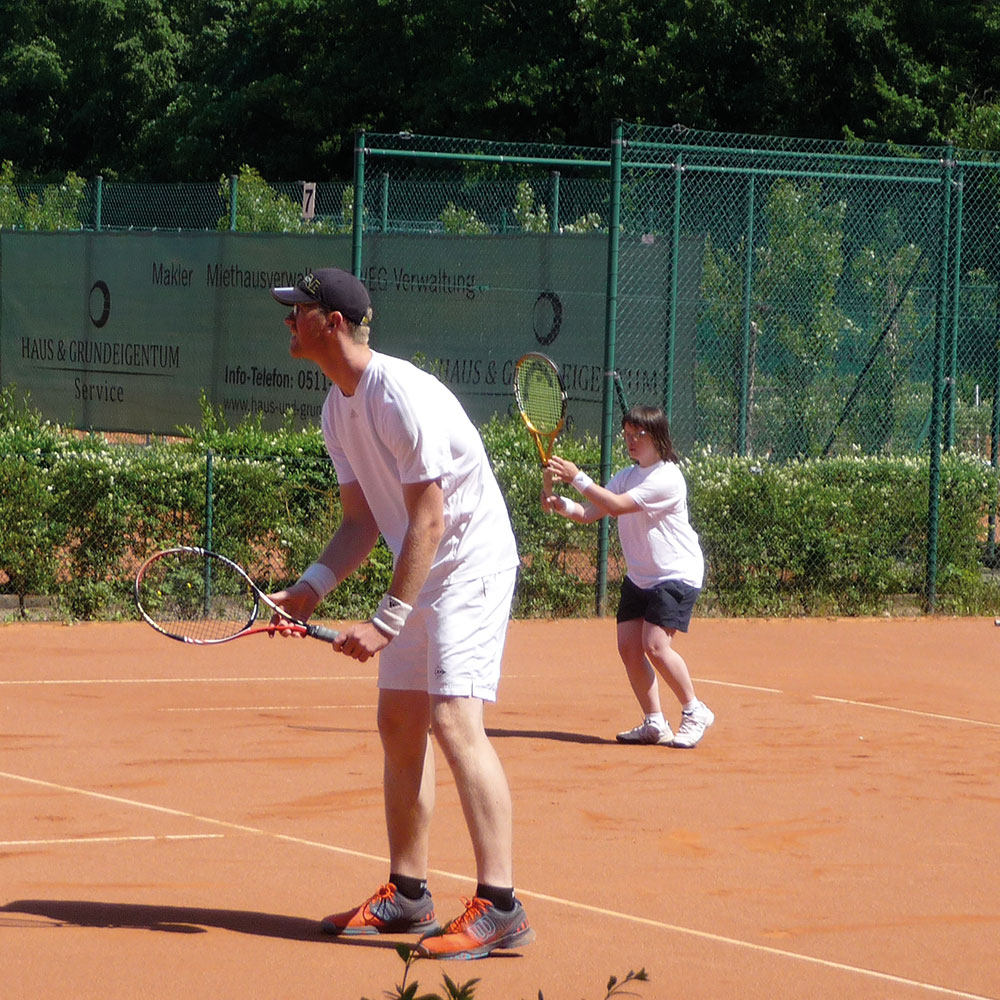 2 Tennisspieler auf dem Tennisplatz