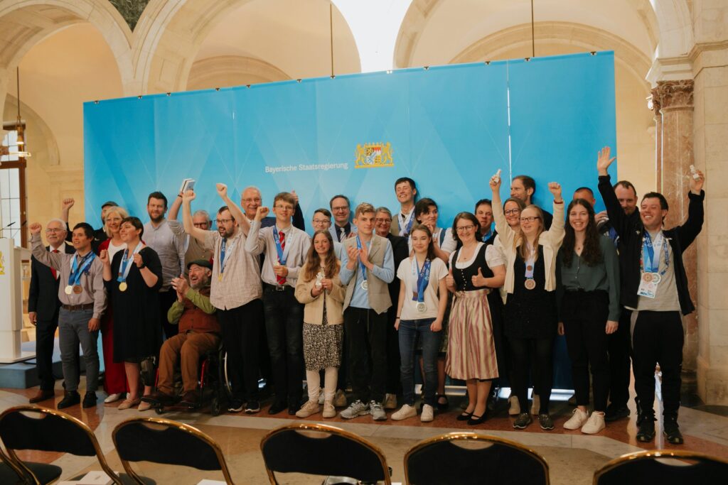 Sportler und Staatsminister auf der Bühne